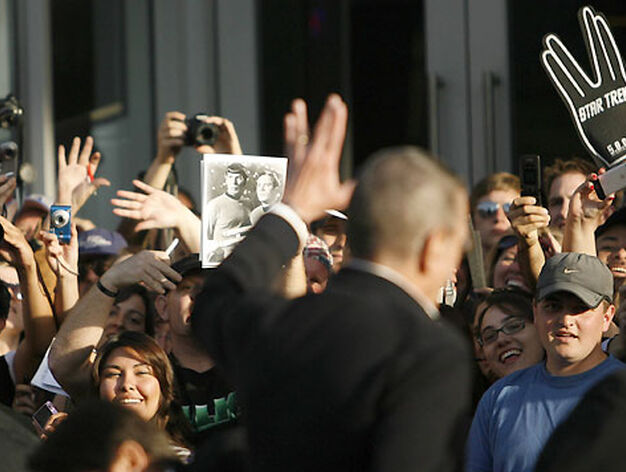 Leonard Nimoy saluda a los fans, que esgrimen guantes con el saludo vulcaniano e im&aacute;genes de Kirk y Spock en la serie original.

Foto: Reuters / AFP Photo / EFE