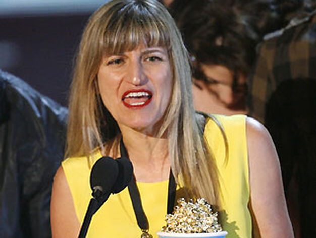 Catherine Hardwicke, directora de 'Crep&uacute;sculo', con el premio al Mejor Filme.

Foto: AFP Photo / Reuters