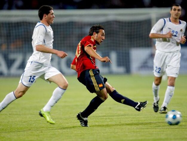 Santi Carzola da un pase al hueco a Arbeloa en el primer gol espa&ntilde;ol.