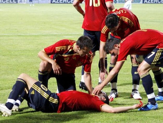 El centrocampista espa&ntilde;ol Cesc F&aacute;bregas, en el suelo tras sufrir un golpe durante el partido.