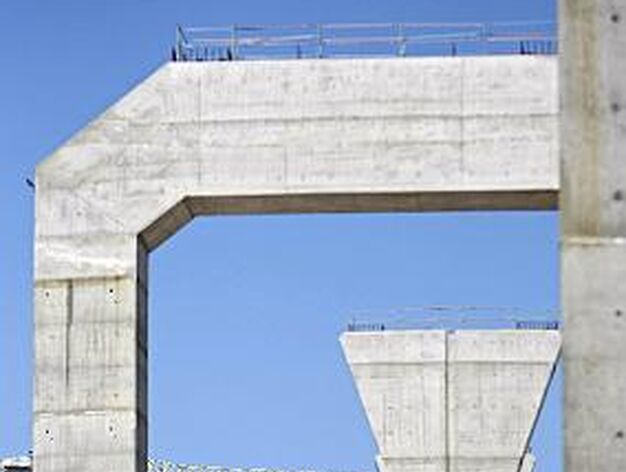 El caj&oacute;n para el encofrado de la pila n&uacute;mero 12 del nuevo puente llega a la Bah&iacute;a. 

Foto: Julio Gonzalez