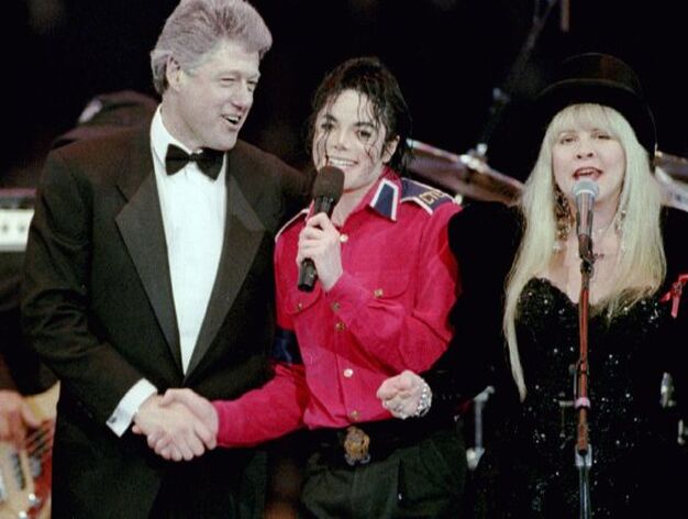 Michael aprieta la mano del entonces presidente de EEUU, Bill Clinton, en una actuaci&oacute;n junto a la cantante de Fleetwood Mac, Stevie Nicks.

Foto: reuters