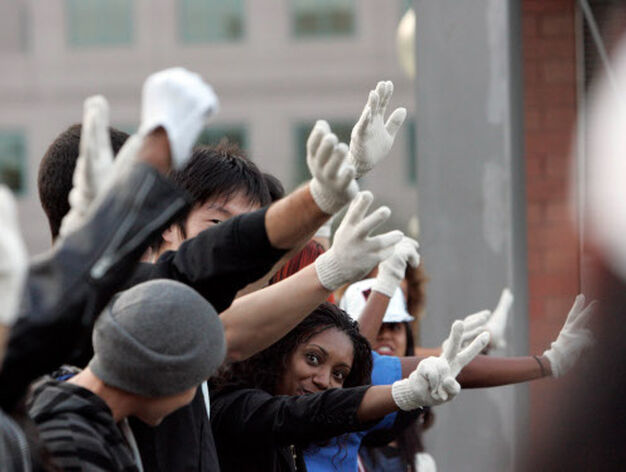 Los Los fans de Michael Jackson se congregaron en el UCLA Medical Center donde el cantante ingres&oacute; en coma profundo.

Foto: Reuters, Efe, Afp