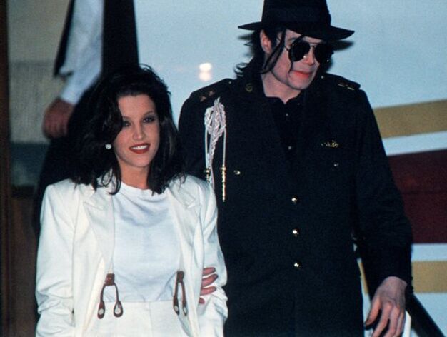Michael junto a su primera esposa, Lisa-Marie Presley, en 1994.

Foto: afp