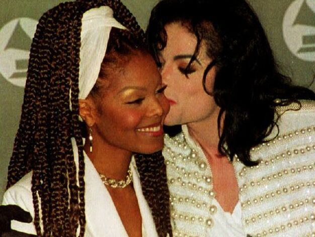 Micheal Jackson junto a su hermana, la tambi&eacute;n cantante Janet Jackson.

Foto: Agencias