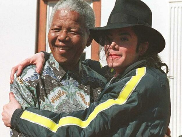 Nelson Mandela abraza al rey del pop.

Foto: reuters