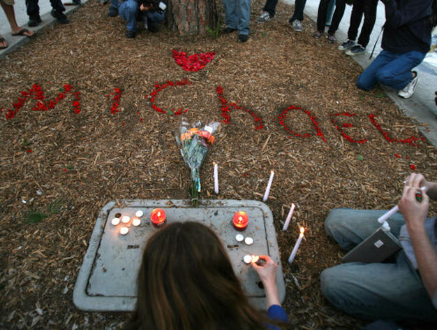 Los fans encendieron velas en entrada del hospital.

Foto: Reuters, Efe, Afp