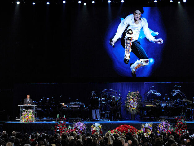 Seguidores, familia y amigos se re&uacute;nen para dar el &uacute;ltimo adi&oacute;s al 'rey del pop'.

Foto: Agencias