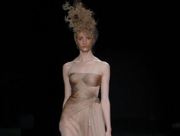 Una modelo luce una prenda de la colecci&oacute;n Oto&ntilde;o-Invierno 2009/10 de alta costura de la marca Valentino.

Foto: EFE
