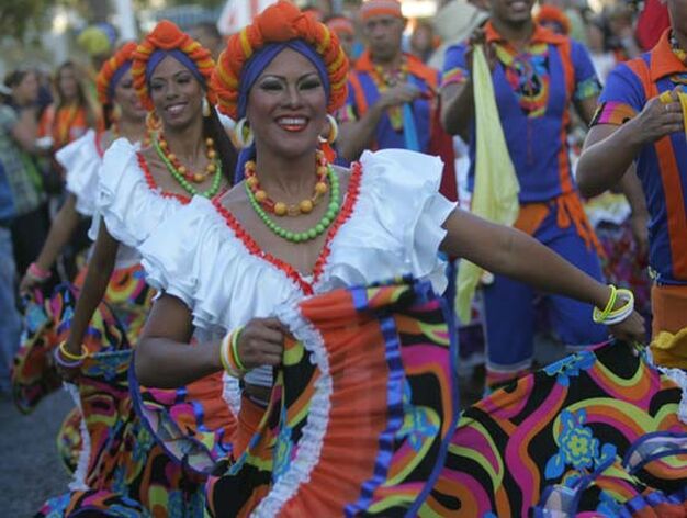 El Festival de Folklore llen&oacute; de color y jolgorio las calles de C&aacute;diz 

Foto: Jesus Marin