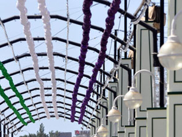 Una de las calles del Real de la Feria ya decorada con los tradicionales farolillos verdes y morados.