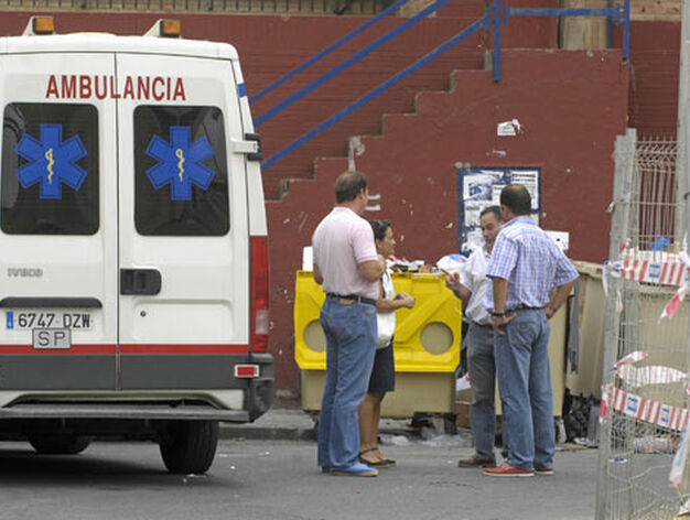 Una ambulancia estaciona en uno de los pocos espacios disponibles pero que reducen a&uacute;n m&aacute;s el espacio destinado al paso de veh&iacute;culos.

Foto: Manuel G&oacute;mez