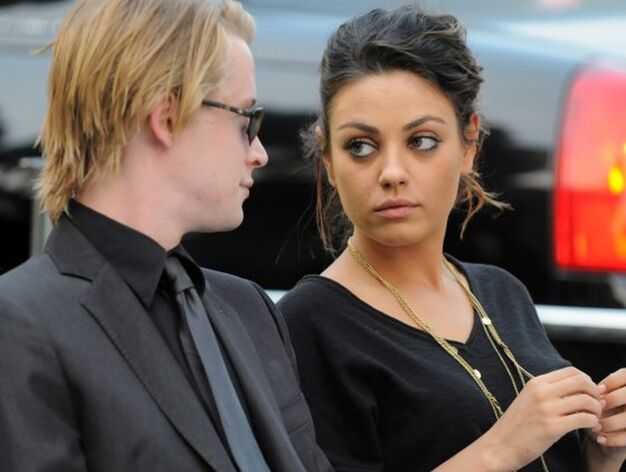 Los actores Macaulay Culkin y Mila Kunis, durante el furneral.

Foto: AFP