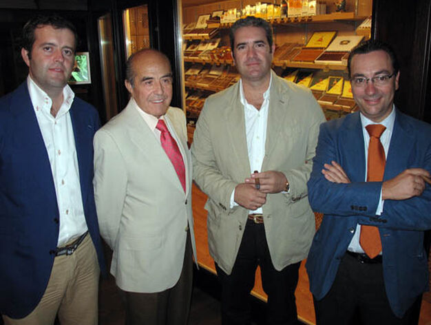 Alberto Artacho (Vinos Sevilla); Juan Robles, presidente del Grupo Robles; Javier Artacho (Sanders) y Luis Gal&aacute;n (Grupo Vi&ntilde;afiel).

Foto: Victoria Ram&iacute;rez