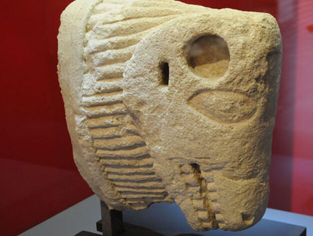 Una de las esculturas presentes en la muestra 'Carambolo. 50 a&ntilde;os de un tesoro'.

Foto: Juan Carlos V&aacute;zquez