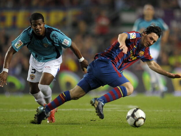 Leo Messi trata de llevarse el bal&oacute;n ante un jugador del Almer&iacute;a.

Foto: EFE &middot; Reuters &middot; AFP