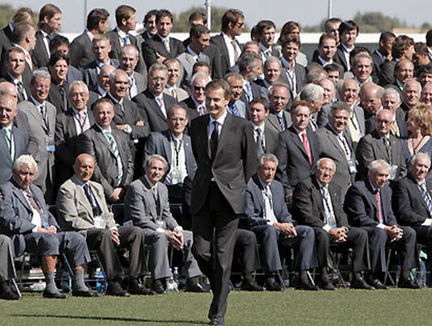 Foto de familia de los internacionales de la selecci&oacute;n de f&uacute;tbol que acudieron al acto, con el presidente del Gobierno, Jos&eacute; Luis Rodr&iacute;guez Zapatero, al frente.

Foto: EFE