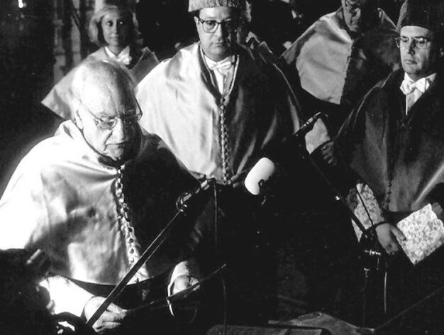 Un ejemplo. Doctor Honoris Causa de una quincena de universidades, fue nombrado por la de Granada en 1994.

Foto: Granada Hoy
