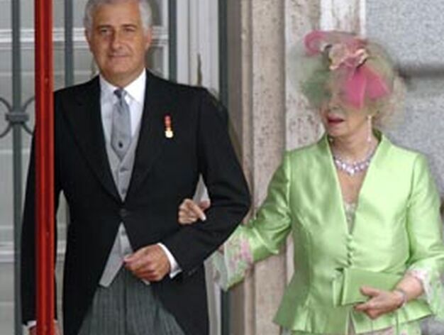 La duquesa de Alba y su hijo el duque de Aliaga a su llegada a la Catedral de la Almudena para asistir a la Boda Real del Pr&iacute;ncipe de Asturias y Letizia Ortiz.