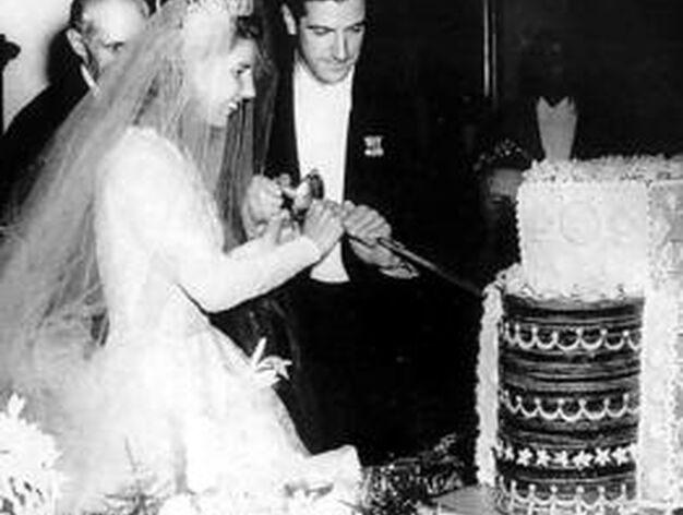 Imagen del enlace de la Duquesa de Alba y su primer marido, Pedro Mart&iacute;nez de Irujo.