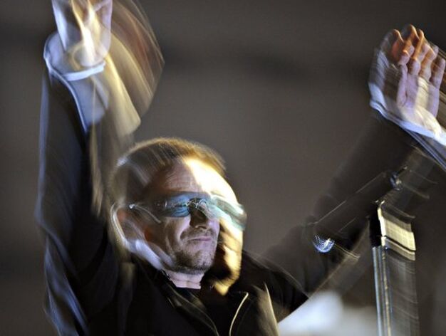 Bono, l&iacute;der de U2, saluda al p&uacute;blico durante el concierto que la banda ofreci&oacute; en la Puerta de Brandeburgo, Berl&iacute;n.

Foto: Efe