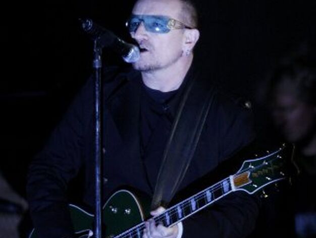 Bono, l&iacute;der de U2, durante el concierto que la banda ofreci&oacute; en la Puerta de Brandeburgo, Berl&iacute;n.

Foto: Efe