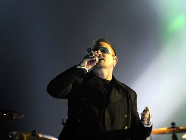Bono, l&iacute;der de U2, durante el concierto que la banda ofreci&oacute; en la Puerta de Brandeburgo y fue retransmitido en vivo por los premios MTV Europeos.

Foto: Efe