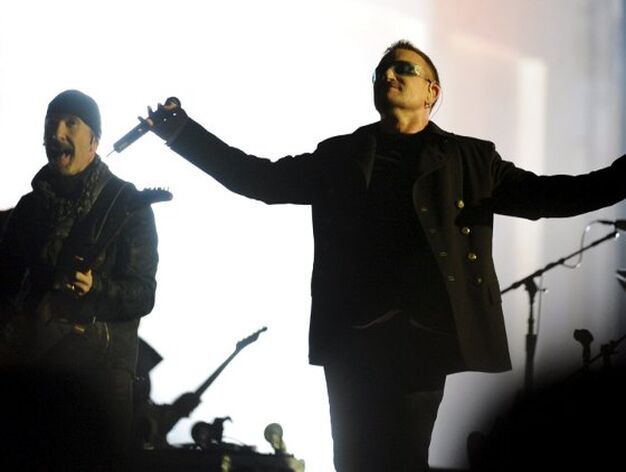Bono, l&iacute;der de U2, en una de las m&uacute;sicas del concierto que la banda ofreci&oacute; en la Puerta de Brandeburgo, Berl&iacute;n.

Foto: Efe