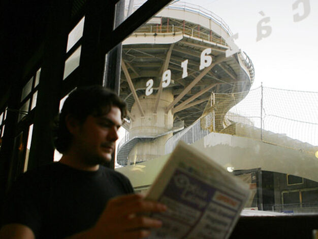 Un hombre lee el peri&oacute;dico en un bar situado junto a las obras del Metropol Parasol.

Foto: Antonio Pizarro