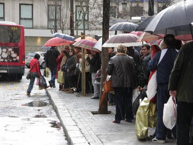 Decenas de personas se protegen de la lluvia mientras esperan el autob&uacute;s.

Foto: J. C. V&aacute;zquez, B. Vargas y A. Pizarro