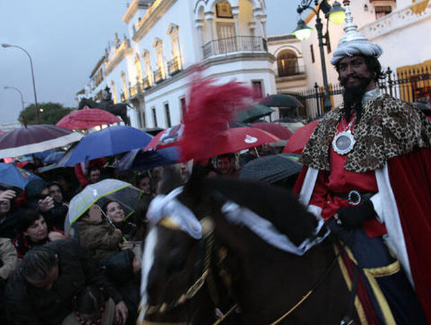 Entre gritos cargados de ilusi&oacute;n sali&oacute; el Heraldo de los Reyes Magos de Oriente de la Maestranza. 

Foto: Juan Carlos Mu&ntilde;oz