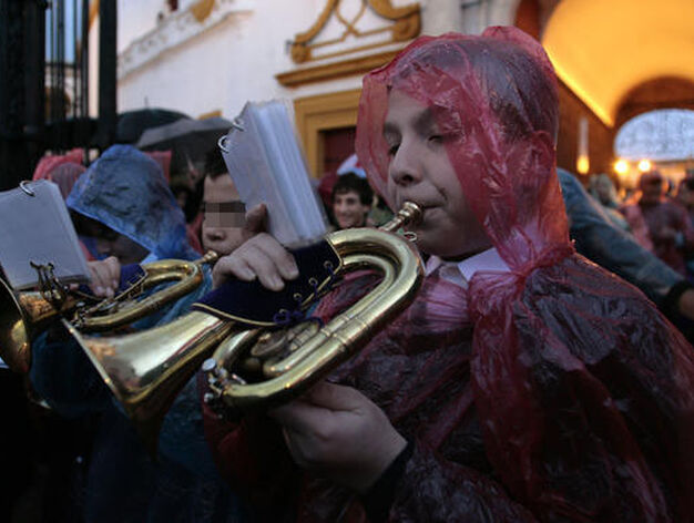 Las cornetas anuncian la salida del Heraldo Real.

Foto: Juan Carlos Mu&ntilde;oz