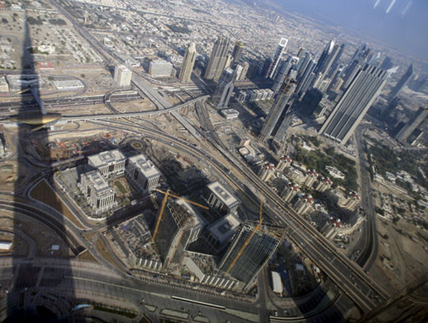 Sombra producida por la torre Burj Dubai vista desde la planta 124. / Efe