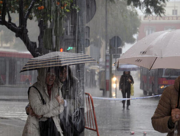 Dos mujeres se cobijan de la lluvia en un mismo parag&uuml;as.

Foto: J. C. V&aacute;zquez, B. Vargas y A. Pizarro