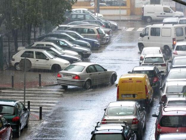 Las continuas precipitaciones han provocado retenciones de tr&aacute;fico en diversos puntos de la ciudad.

Foto: J. C. V&aacute;zquez, B. Vargas y A. Pizarro