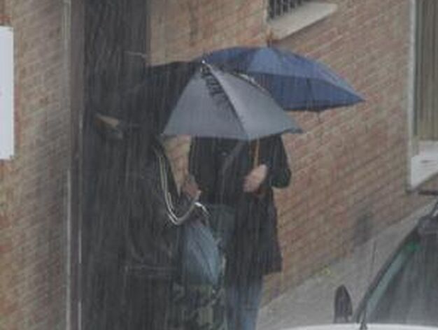 Dos personas conversan, protegidos con sus parag&uuml;as, mientras llueve.

Foto: J. C. V&aacute;zquez, B. Vargas y A. Pizarro