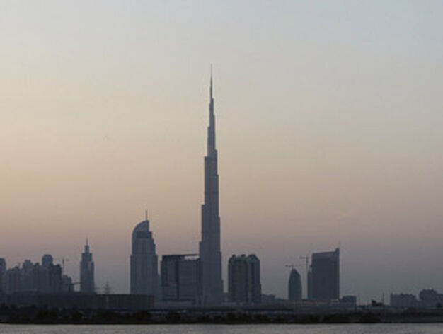 El nuevo 'skyline' de la ciudad con la Burj Dubai. / Reuters