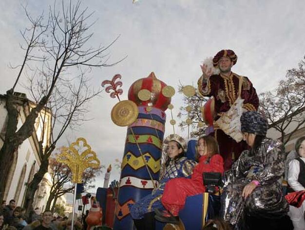 Unas 12 toneladas de caramelos repartieron los Reyes Mayos en una cabalgata intensamente disfrutada por ni&ntilde;os y mayores

Foto: Andres Mora