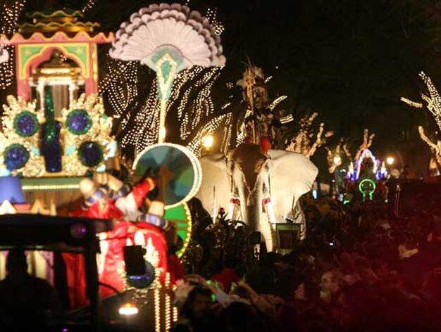 Miles de jerezanos salieron a la calle para ver el cortejo de los Reyes Magos, que repartieron 22.000 kilos de caramelos en su recorrido por la ciudad

Foto: Pascual/Vanesa Lobo