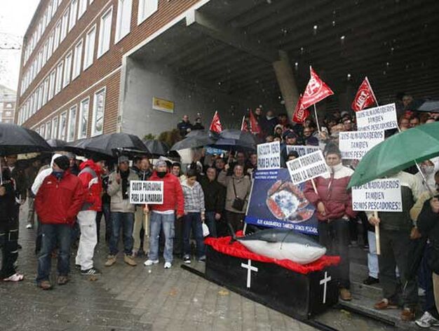 Unos 300 almadraberos se concentraron en Madrid para reclamar al Gobierno m&aacute;s cuota de captura

Foto: Victor Lerena