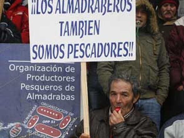 Unos 300 almadraberos se concentraron en Madrid para reclamar al Gobierno m&aacute;s cuota de captura

Foto: Victor Lerena