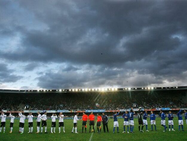 Las nubes negras previas al partido auguraban la ingente cantidad de agua que cay&oacute; posteriormente. 

Foto: Pascual