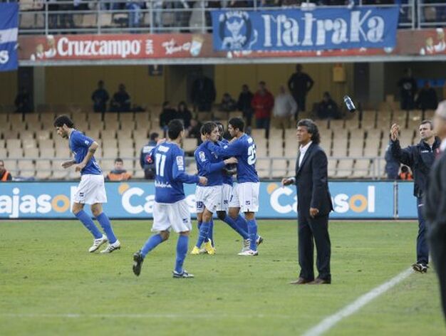 Los jugadores xerecistas felicitan a Carlos Calvo tras anotar el tanto del empate. Era el inicio de la remontada. 

Foto: Pascual