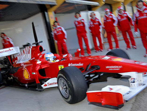 Fernando Alonso al volante del F10/Efe

Foto: Efe