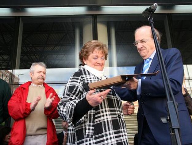 El alcalde de Huelva entrega una placa en el estreno de las instalaciones.

Foto: Esp&iacute;nola