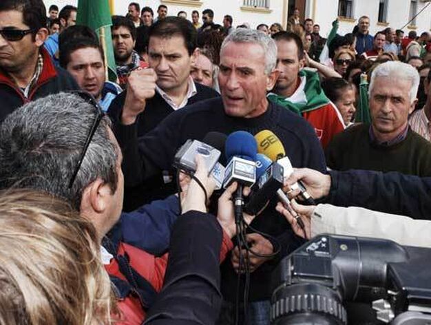 Ca&ntilde;amero hablando con los medios de comunicaci&oacute;n durante la manifestaci&oacute;n en Arcos

Foto: Aguilar