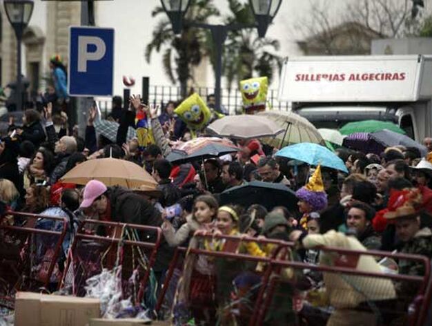 La amenaza de lluvia favorece que el desfile est&eacute; presidido por la desorganizaci&oacute;n y que genere el estupor en las personas que lo siguieron en la calle

Foto: Jesus Marin