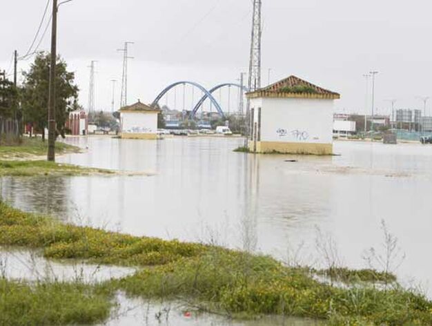 Chiclana se lleva la peor parte de las intensas lluvias que afectan a la provincia, provocando cortes de carreteras, desalojos de casas y crecidas de los r&iacute;os

Foto: Sonia Ramos/A.Mora/Rioja