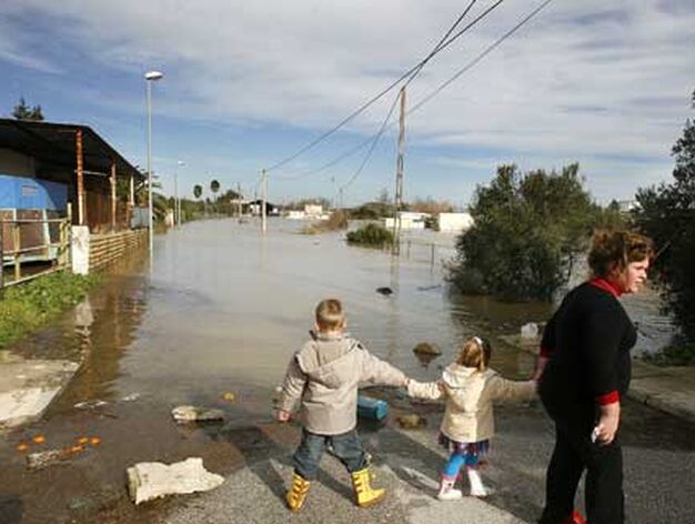 Efectos del temporal en Jerez de la Frontera

Foto: Paco Peri&ntilde;an / Aguilar / Borja Benjumeda / Pascual/ JC Toro / Efe