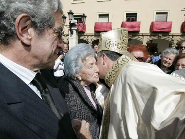 El obispo de Guadix, Gin&eacute;s Garc&iacute;a Beltr&aacute;n, besa a su madre, Consuelo Beltr&aacute;n, al t&eacute;rmino de la ceremonia.

Foto: Javier Alonso